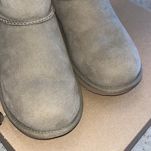 UGG Bailey Button Boot size 5 youth/6.5 women color light loden green. - Picture 13 of 13